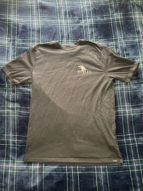 Hurley black t-shirt with eagle design. 100% cotton! Size L.